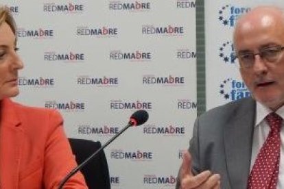 Amaya Azcona, de Red Madre, y Benigno Blanco, de Foro de la Familia, presentando una batería de ideas profamilia para los partidos hace unos meses... el PP no ha utilizado casi ninguna