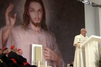 El Cristo de la Divina Misericordia, de las devociones de Santa Faustina Kowalska, presidía el encuentro en Blonia