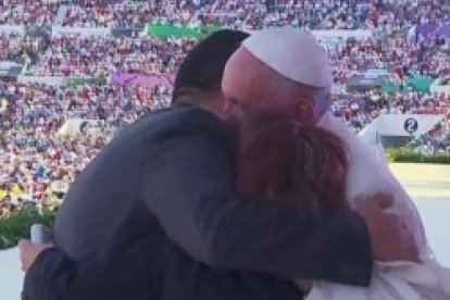 Francisco abraza a una de las familias en situación conflictiva que dio su testimonio en Tuxtla Gutiérrez