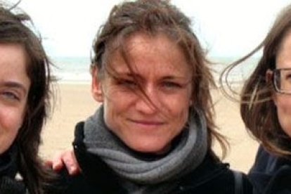 Tine Nys, en el centro de la foto, acompañada de sus hermanas.