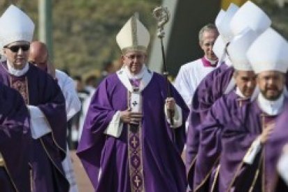Francisco en la procesión de la misa en Morelia, con el báculo del antiguo obispo de Michoacán, el español Vasco de Quiroga