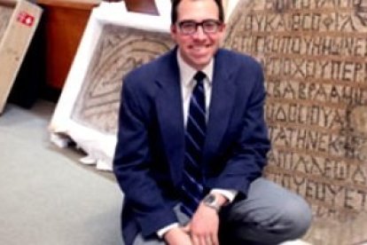 El teólogo Michael Peppard junto a unos mosaicos sirios - cree que en la casa cristiana de Dura Europos está la imagen más antigua de María