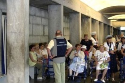 Enfermos juntos a las piscinas o espacios para bañarse en el Santuario de Lourdes - la protagonista también iba en silla de ruedas y con voluntarios