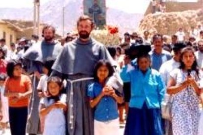 Fotografía de los santos mártires franciscanos polacos de Chimbote, Perú, poco antes de ser asesinados por Sendero Luminoso