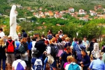 Peregrinos en el monte de las apariciones de la Virgen de Medjugorje