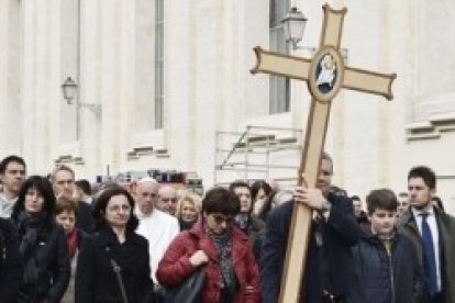 El Papa Francisco con los trabajadores vaticanos y sus familias en procesión hacia la Puerta Santa