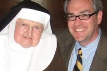 La fundadora de EWTN, la Madre Angélica, con el actual presidente, Michael Warsaw, que planta cara a la obligación de pagar actividades inmorales
