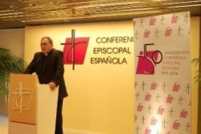 El sacerdote Gil Tamayo, portavoz de la Conferencia Episcopal, responde a las preguntas de los periodistas