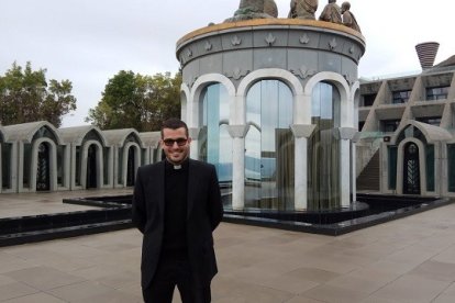 Javier Martínez delante de las capilla de adoración perpetua del Seminario, rodeada por las celdas de los seminaristas