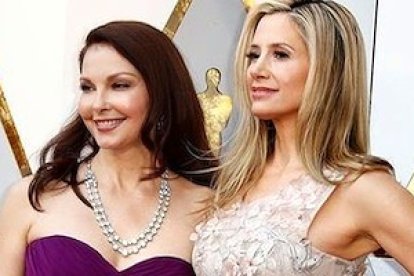 Ashley Judd y Mira Sorvino, a su llegada a la gala de los Oscar: fueron las primeras actrices que denunciaron el daño que Harvey Weinstein había hecho a sus carreras.