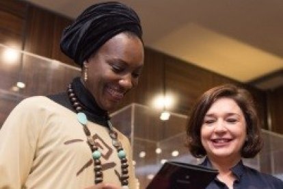 Ebele Okoye, de Nigeria, recibe el premio Harambee 2018, de manos de Guadalupe Arnal, de René Furterer