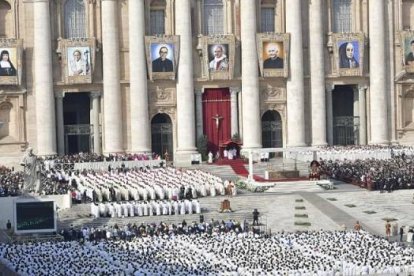 El Papa canonizó este domingo al Papa Pablo VI, el obispo Óscar Romero, los sacerdotes Francesco Spinelli y Vinzenzo Romano, las religiosas Nazaria Ignacia y María Caterina Kasper, y el laico Nunzio Sulprizio.