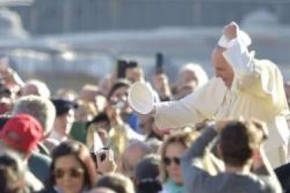El Papa Francisco con la gente en la plaza de San Pedro para la audiencia de cada miércoles