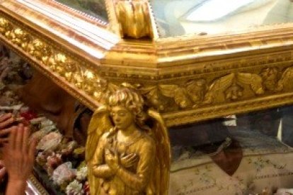 Los devotos veneran los restos del santo, muy popular en la zona de Rímini - colocaron la ropa del niño sobre la urna, la bendijeron, le vistieron con ella y se curó