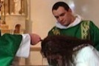 Momento del bautizo. Foto: Blog Unequally Yoked.