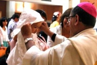 El obispo de Getafe bautiza a uno de los bebés rescatados ante las puertas de centros abortistas