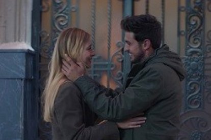 El anuncio de la lotería tiene como protagonista a dos jóvenes, una de ellas extraterrestre