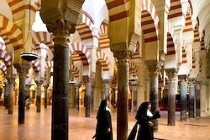 La catedral y antigua mezquita de Córdoba se construyó sobre las ruinas y con materiales de la basílica de San Vicente, derribada por Abderramán I.