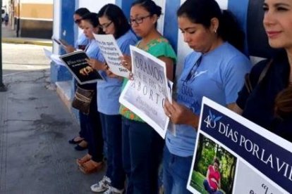 Mujeres rezan en 40 Días por la Vida ante un centro abortista de Mérida, México - hay en 350 ciudades