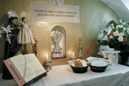 Este es el altar y la cesta en la que se depositan las intenciones por los difuntos que organiza "El Pan de los Pobres"