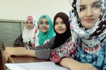 Kainut (en primer plano) con algunas de sus compañeras con las que estudia Medicina / ACN