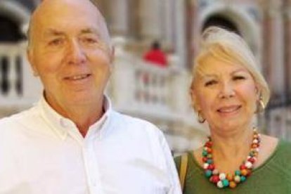 Manuel Antonio y su esposa Encarnita llevan las ofrendas en la beatificación - la curación inexplicable de Manuel Antonio es un milagro