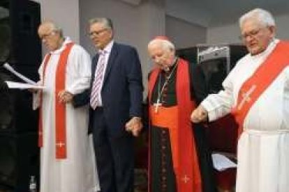 El cardenal Cañizares reza con algunos pastores protestantes en este encuentro ecuménico