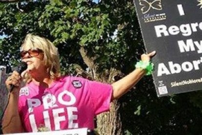 Leslie es conocida por llevar un cartel en las marchas provida que dice: "Lamento mi aborto"
