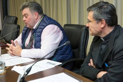 A la izquierda Daniel Tirapu, catedrático de Derecho Eclesiástico. Junto a él, Antonio Viana, decano de la Facultad de Derecho Canónico de la Universidad de Navarra