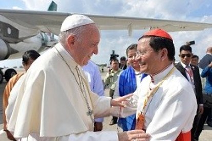 El Papa es recibido a su llegada a Myanmar por el cardenal Bo, arzobispo de Rangún