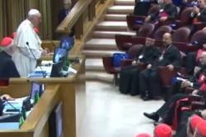 Francisco se levanta para improvisar un discurso al final de los trabajos del Sínodo sobre los Jóvenes y las Vocaciones