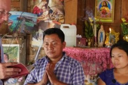 Un sacerdote norteamericano de la congregación de Maryknoll visita un barrio de chabolas y desplazados en Myanmar