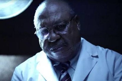 El actor que interpreta a Gosnell, en su quirófano, el lugar en el que perpetraba sus crímenes