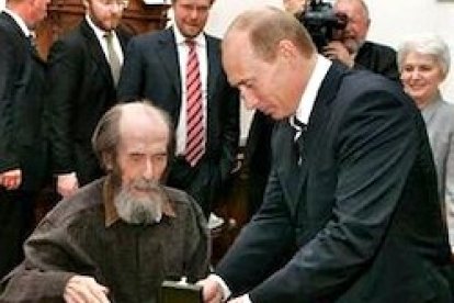 Homenaje de Putin, durante su primera presidencia, a Soljenitsin, en 2007, un año antes de la muerte del escritor. A la derecha, Natalia, su esposa.