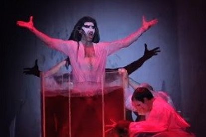 El espectáculo está plagado de elementos esotéricos y eróticos