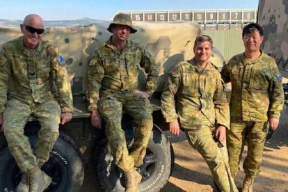 El padre Feng, primero por la derecha, es uno de los sacerdotes que está en primera línea en Australia