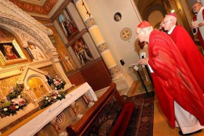 El cardenal Christoph Schönborn, ante la Virgen con la Cabeza Inclinada. Foto: Cross-Press.net.