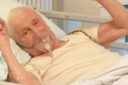 Cirilo Longo es un sacerdote de 95 años que se mostraba animoso con su rosario en una foto muy popular, poco antes de fallecer por el coronavirus