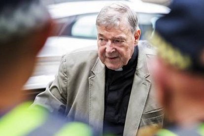El cardenal Pell flanqueado por la policía australiana, en una foto del proceso judicial de hace un año