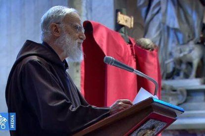 El padre Cantalamessa se dirige a no más de medio centenar de personas en la Basílica de San Pedro. Al fondo, la Cruz que sería luego desvestida.
