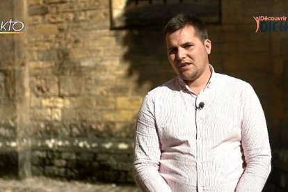 Emmanuel buscó un acomodo en los campamentos católicos sin la menor intención de practicar la fe que animaba en otros. Pero algo no funcionaba en ese plan.