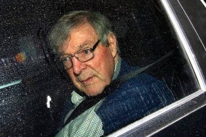 El cardenal Pell, al llegar al seminario del Buen Pastor en Sidney, una vez liberado de la prisión donde ha estado más de trece meses por un crimen que la sentencia final reconoce casi imposible. Foto: APP.