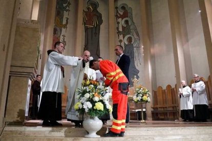 Ákos Vanek, paramédico y antiguo campeón mundial de triathlón, un tipo duro contra el coronavirus, se bautizó esta Vigilia Pascual