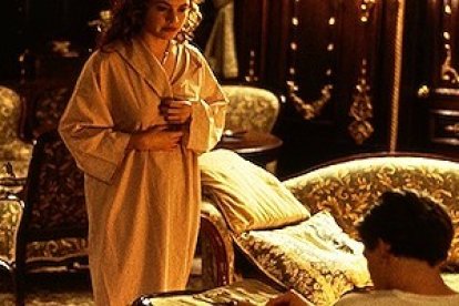 Kate Winslet ante Leonardo DiCaprio, en una de las escenas más célebres de Titanic (1997), de James Cameron.