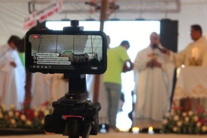 Una misa en «streaming»: hace solo unas semanas, una rareza para la inmensa mayoría de los católicos; hoy es un recurso habitual durante el confinamiento por la pandemia.