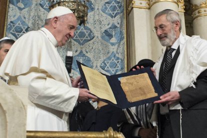 El Papa Francisco en la sinagoga de Roma.