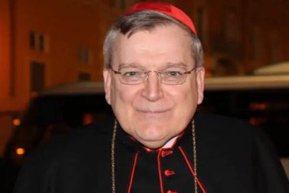 El Cardenal Burke mejora de salud, tras unos días en la UCI por COVID.