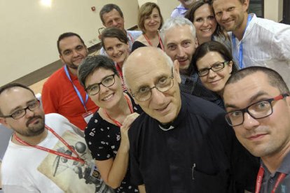 Don Renzo Bonetti con con un grupo de matrimonios