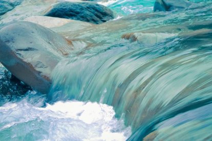 Como el agua limpia de la montaña se enturbia al llegar al cauce llano, también lo hace nuestra mirada sobre el mundo por el pecado original y nuestros propios pecados personales. Foto (contextual): Leo Rivas / Unsplash.