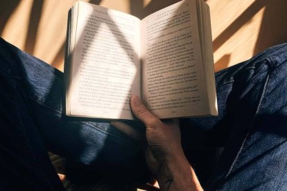 La reducción del vocabulario y la simplificación de las estructuras sintáticas dificulta la comprensión del pensamiento complejo. El abandono de la lectura es en parte responsable de ello. Foto (contextual): Blaz Photo / Unsplash.